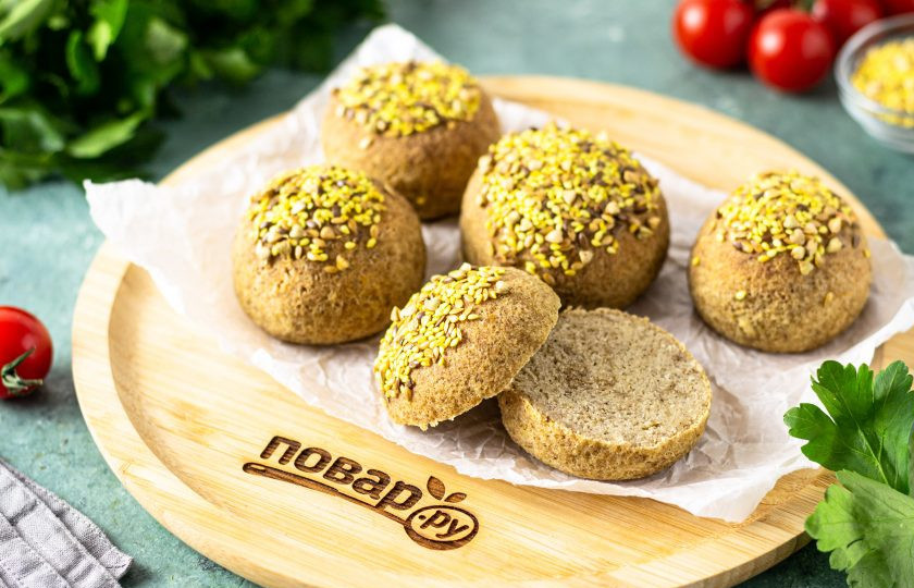 1. Этап. Булочки без глютена: Уже полностью остывшие булочки можно разрезать.