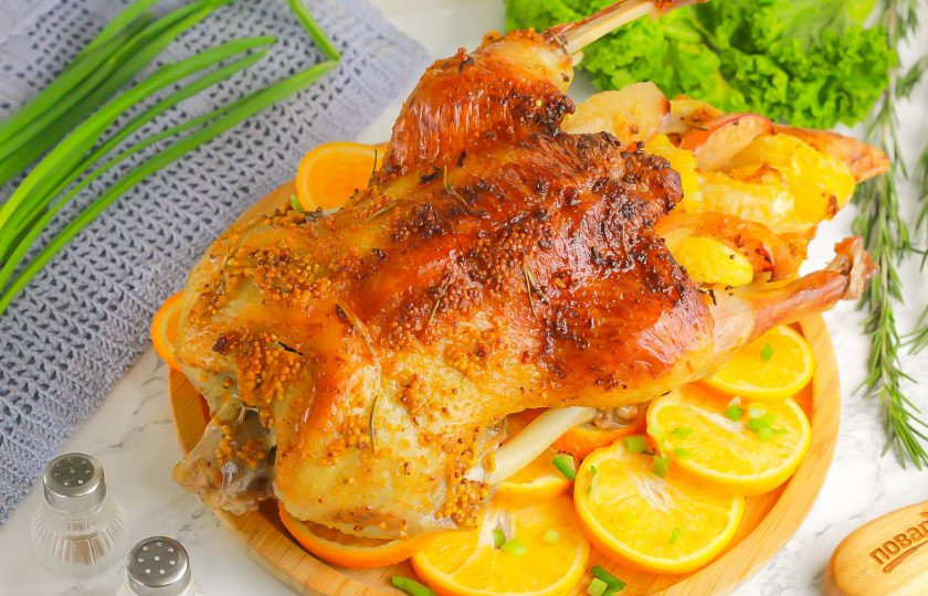 1. Этап. Утка по-французски: Вытопившийся жир слейте в банку или контейнер и охладите, храните на холоде — на нем можно жарить любые продукты, добавлять его в каши, макароны. Готовую красочную утку выложите на апельсины или на листовой салат на блюде и подайте к столу горячей. Приятного вам аппетита!