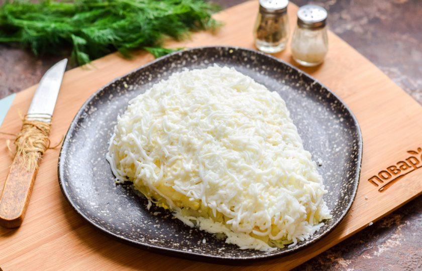 1. Этап. Слоеный салат с курицей Бычок: Натрите белки на мелкой терке и покройте весь салат. Больше майонез не понадобится.