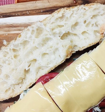 1. Этап. Багет-сэндвич: Всю эту красоту накроем пластинками сыра Hochland чизбургер. Он идеален для сэндвичей и бургеров.