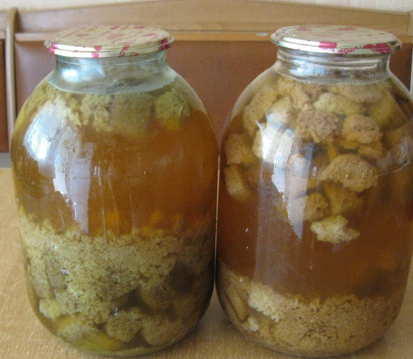 1. Этап. Домашний квас для окрошки: 3. В остывшую до комнатной температуры смесь добавляем поровну закваску и накрываем крышками, оставляем для брожения на два дня.