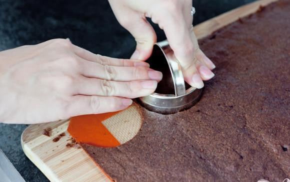 1. Этап. Шоколадные сэндвичи с начинкой из мороженого: 3. С помощью формочек нарезать тесто на круги или квадраты.