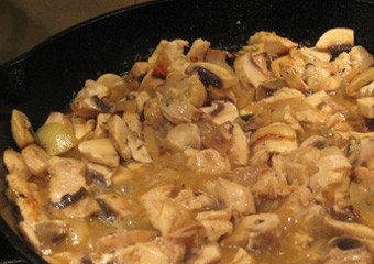 1. Этап. Суп с курицей и гречкой: Самая сложная часть рецепта - пассировка овощей. Разогреваем сковороду растительным маслом. Сначала обжариваем лук в течение 3 минут, потом грибы в течение 5 минут, наконец, добавляем соленые огурцы и жарим 15 минут. Все это время помешиваем овощи, чтобы не пригорели.