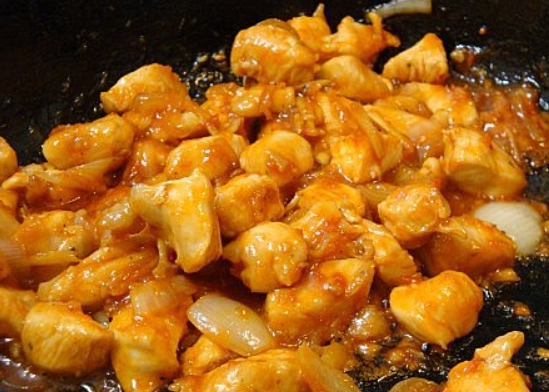 1. Этап. Курица в имбирном соусе: Добавьте курицу, перемешайте. Через несколько минут снимите с огня.