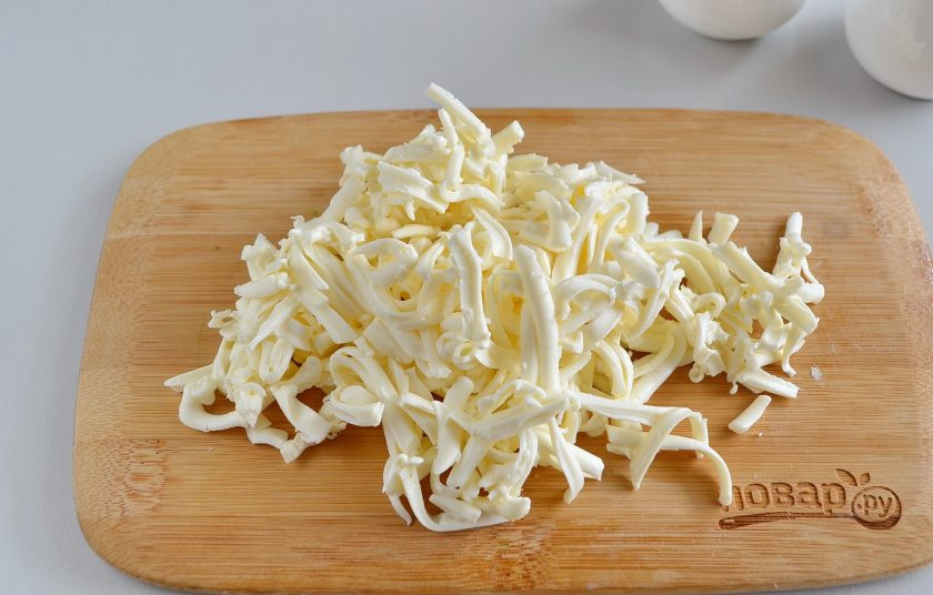 1. Этап. Пирог со шпинатом и укропом: Сыр натрите на крупной терке. Я брала голландский, он прекрасно натирается без заморозки.