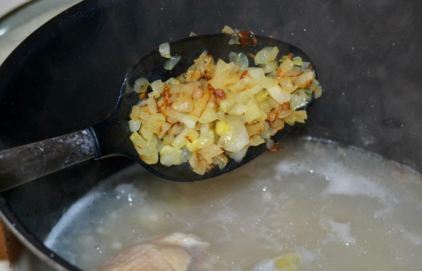 1. Этап. Суп из сушеных грибов с перловкой: 13. Выложите обжаренный лук сразу в кастрюлю.