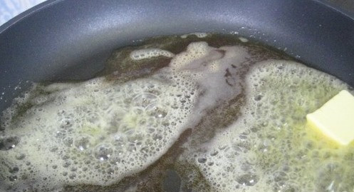 1. Этап. Говядина с кровью: На самой высокой температуре раскаляем сковородку и растапливаем на ней сливочное масло.