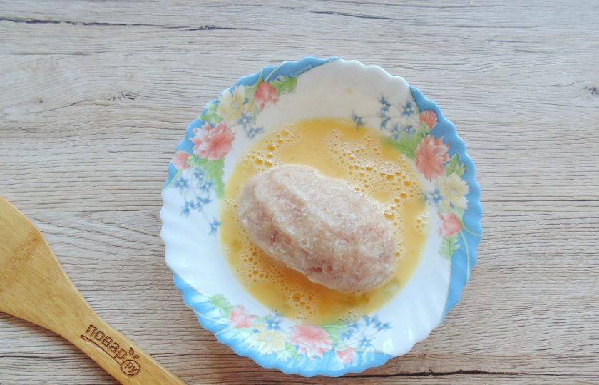 1. Этап. Зразы с горохом: В тарелку разбейте яйцо и немного взбейте его. Заверните лепёшку с гороховой кашей и сформируйте зразу. Окуните со всех сторон во взбитое яйцо.