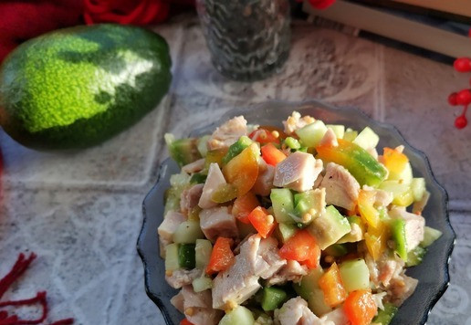 1. Этап. Салат с авокадо Мозаика: Аккуратно перемешать. Дать ингредиентам подружиться в течение ~15 минут. Подать к столу.