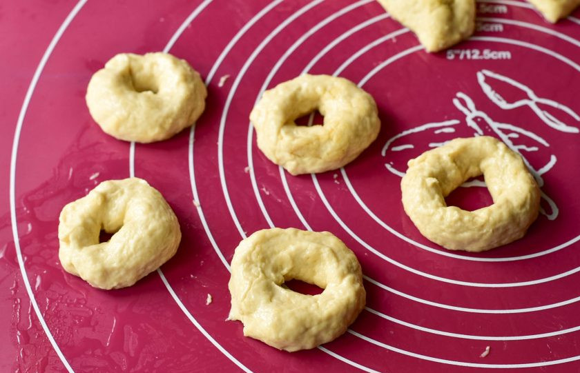 1. Этап. Ванильные сушки: Каждый кусочек раскатайте колбаской и скрутите сушки.