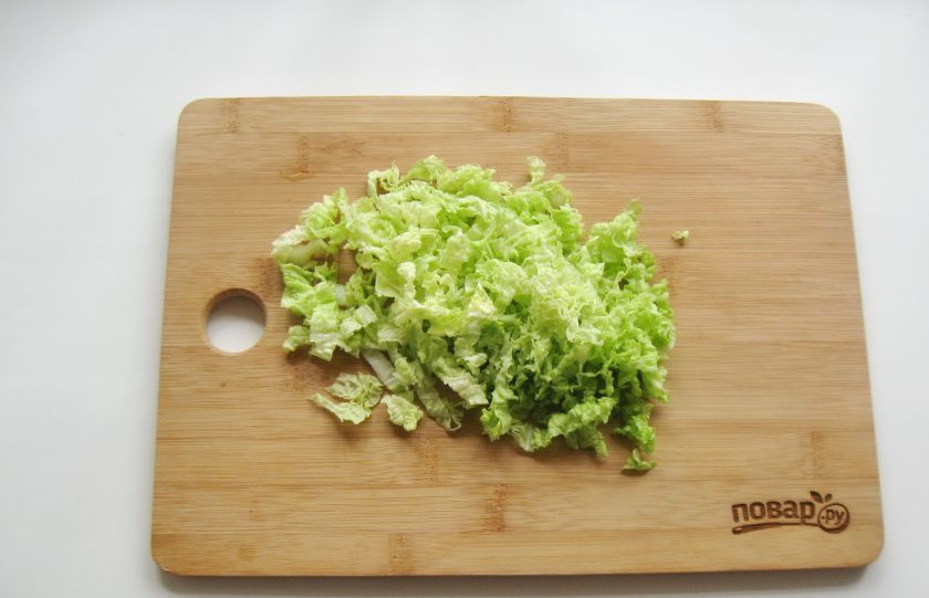 1. Этап. Борщ с пекинской капустой: Пекинскую капусту нарежьте соломкой.