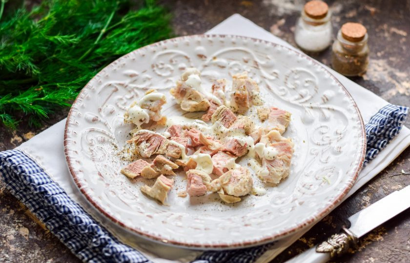 1. Этап. Салат Зимняя свежесть: Куриный окорок сварите, отделите мясо от кости. Нарежьте курицу небольшими кусочками и выложите первым слоем, смажьте майонезом, добавьте соль и перец.