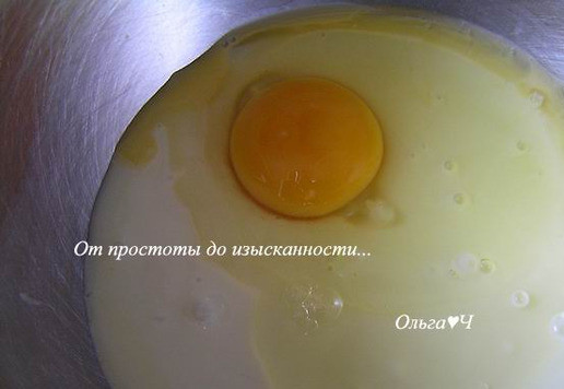 1. Этап. Рулет на сгущёнке с миндалём: Для теста сгущенное молоко смешайте с яйцом.