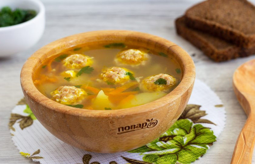 1. Этап. Куриный суп с сырными фрикадельками: Дайте супчику 10 минут настояться и можно разливать по тарелкам.