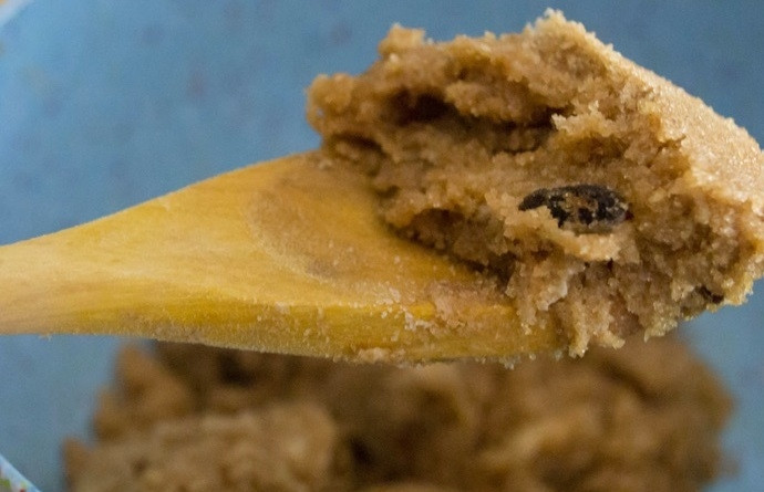 1. Этап. Печенье с шоколадом и морской солью: 2. Добавьте в миску к сахару мягкое сливочное масло и разотрите.