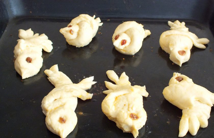 1. Этап. Жаворонки на Сретение: Заготовки птичек выложите на противень на расстоянии друг от друга. Оставьте на 15 минут. За это время разогрейте духовку до 180 градусов. Перед тем как поставить жаворонки в духовку, смажьте их взбитым яйцом. Выпекайте 20-25 минут до румяного цвета. Учитывайте особенности своей духовки.