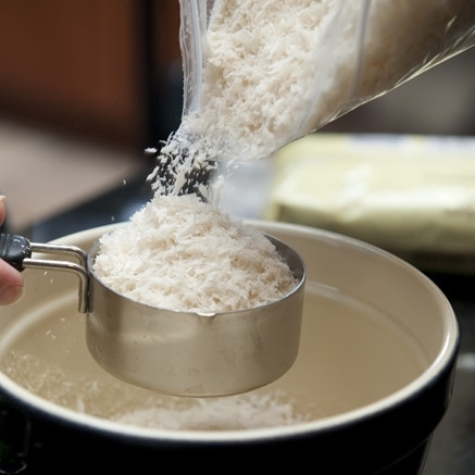 1. Этап. Жареная тилапия: 1. В миске смешайте панировочные сухари, молотые орехи, а также промытую и измельченную петрушку.