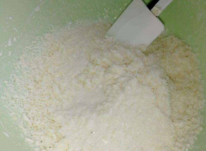 1. Этап. Кокосовое печенье Завтрашнее: Во взбитые с сахаром белки высыпаем кокосовую стружку и аккуратно перемешиваем лопаткой снизу вверх.