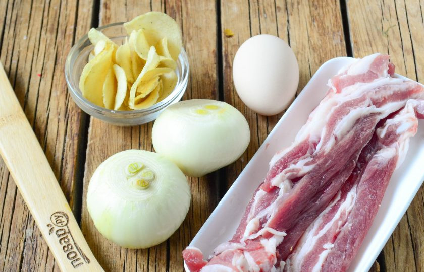 1. Этап. Луковые кольца в беконе и панировке: Подготовьте все необходимые ингредиенты. Чипсы можно использовать любые, подойдут и кукурузные, и картофельные, с любыми вкусами, которые вам нравятся.