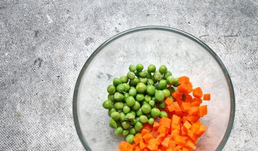 1. Этап. Заливное из индейки Провансаль: Отварную морковь нарежьте кубиком размером как зеленый горошек. Откиньте горошек на сито и дайте полностью стечь. Положите овощи в салатник.