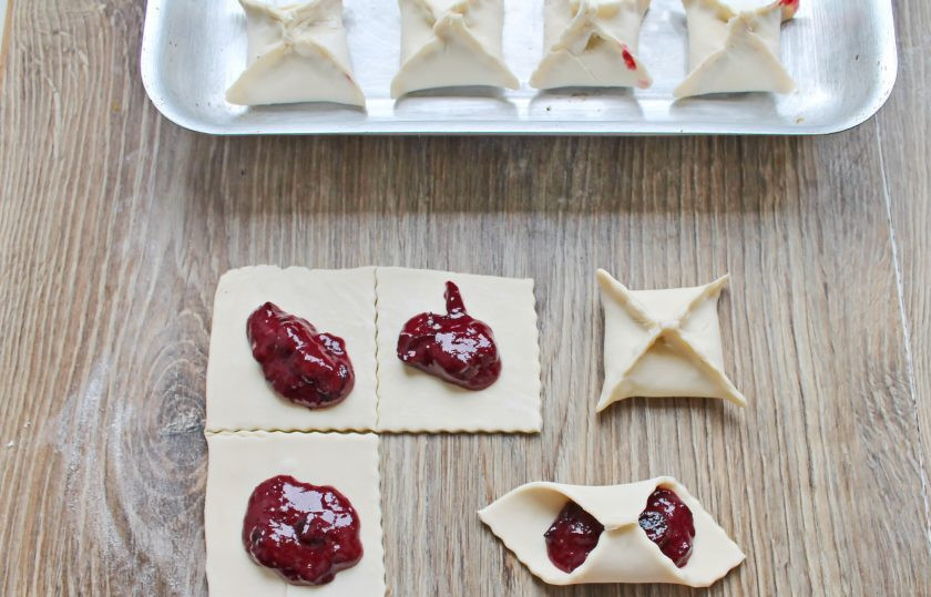 1. Этап. Конвертики с джемом из черной смородины: Сделайте конвертики, соединив противоположные края и защипайте.