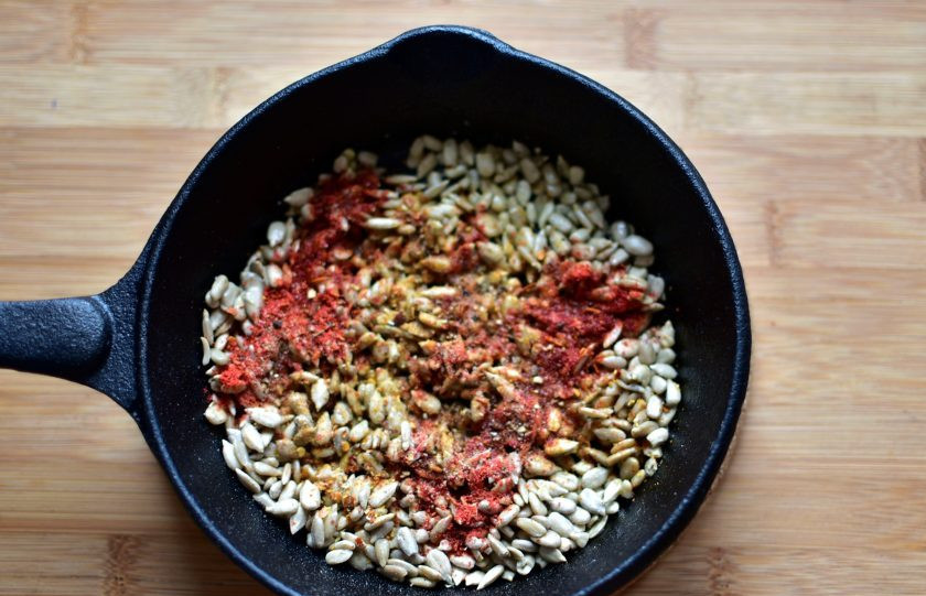 1. Этап. Тыквенный хумус с пряными семечками: На сковороде, лучше чугунной, разогрейте ложку масла. Высыпьте семечки и обжарьте при постоянном помешивании до румянца. Снимите с огня, сразу же посыпьте перцами и пряностями, посолите и хорошо перемешайте. Остудите семечки в сковороде. Мой вам совет – делайте семечек сразу побольше – улетная штука!