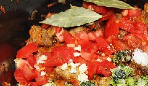 1. Этап. Свинина с овощами в мультиварке: К мясу добавить помидор, капусту брокколи, чеснок, перец и соль. Доливаем чашку воды и ставим программу 