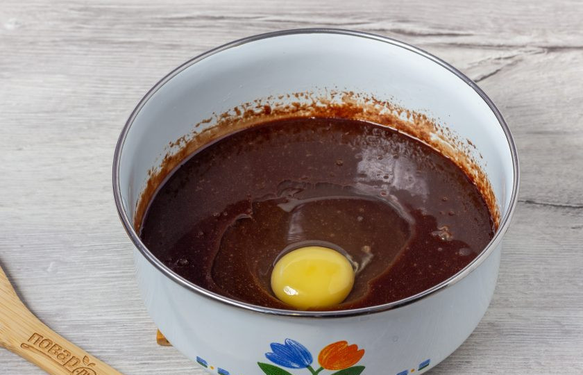 1. Этап. Сладкая колбаса из печенья: Скорлупу яйца тщательно помойте с содой под теплой водой, так как будем использовать его в сыром виде. Массу охладите, добавьте яйцо и перемешайте.