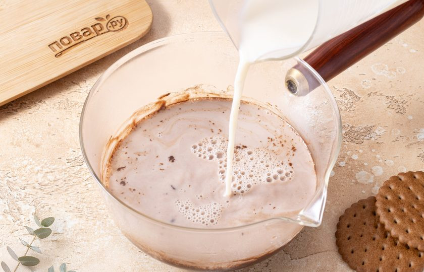 1. Этап. Какао классический: Отдельно подогрейте молоко и влейте его в сотейник с какао и сахаром.