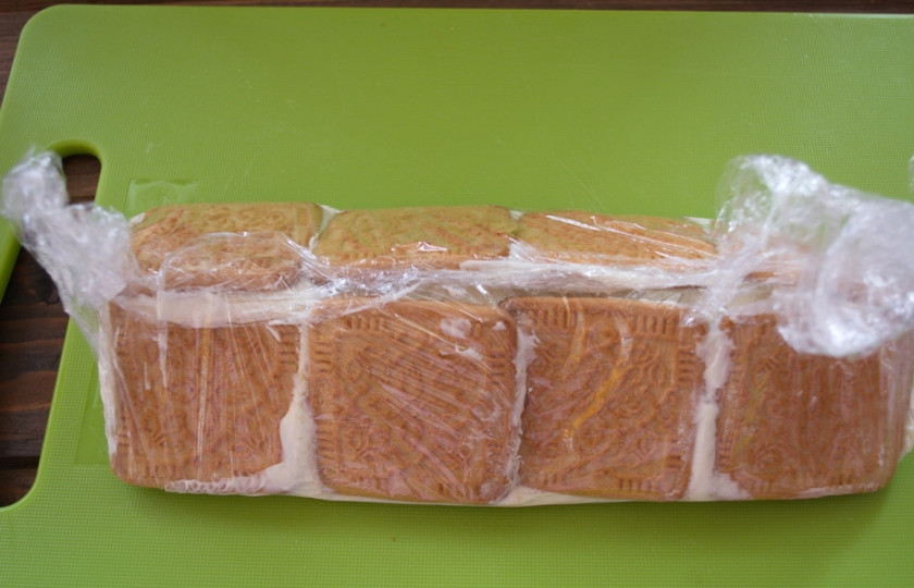 1. Этап. Домик из печенья: Поднимите вверх края пленки и соедините края. Получим домик из печенья. Немного творожной массы оставьте для внешней отделки (хватит 3 ст. ложек).