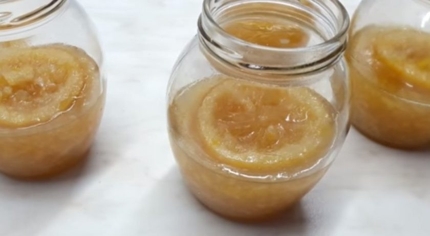 1. Этап. Клубнично-лимонный джем: 5. Лимоны доведите до кипения, добавьте пакетик пектина, перемешайте и варите 3 минуты. Перелейте в банки, заполнив их на 2/3 объема. Дайте джему остыть, после чего выложите лимонные пластинки.