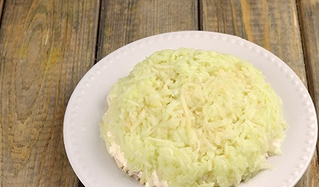 1. Этап. Салат Черепаха с яблоками и сыром: 7. Очистите яблоко и натрите на средней терке. Выложите на тарелку, придавая салату более круглую форму.