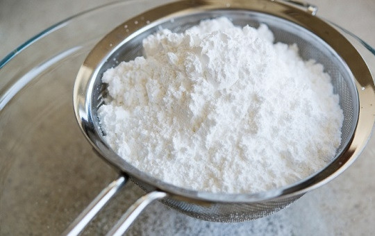 1. Этап. Горячий шоколад (напиток): 1. В глубокую мисочку просейте сахарную пудру.