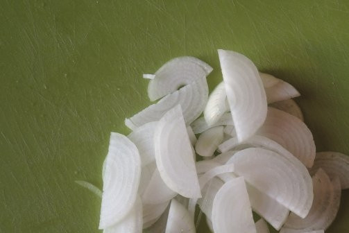 1. Этап. Cалат Фаворит с языком: Лук очистите и нарежьте тонкими полукольцами.