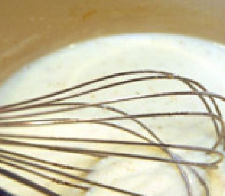 1. Этап. Свиная грудинка с макаронами: В средней кастрюле на среднем-слабом огне, растопите масло в пахте. Добавьте муку и специи. Взбейте венчиком и варите в течении 5 минут. Выключаем огонь и добавляем сыр.