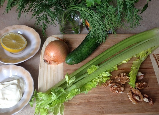 1. Этап. Салат из сельдерея с огурцом и орехами: 1. Для салата лучше брать стебли сельдерея из середины пучка и лучше, если стебли будут с листьями. Лук можно брать любой: красный, обычный или шалот.