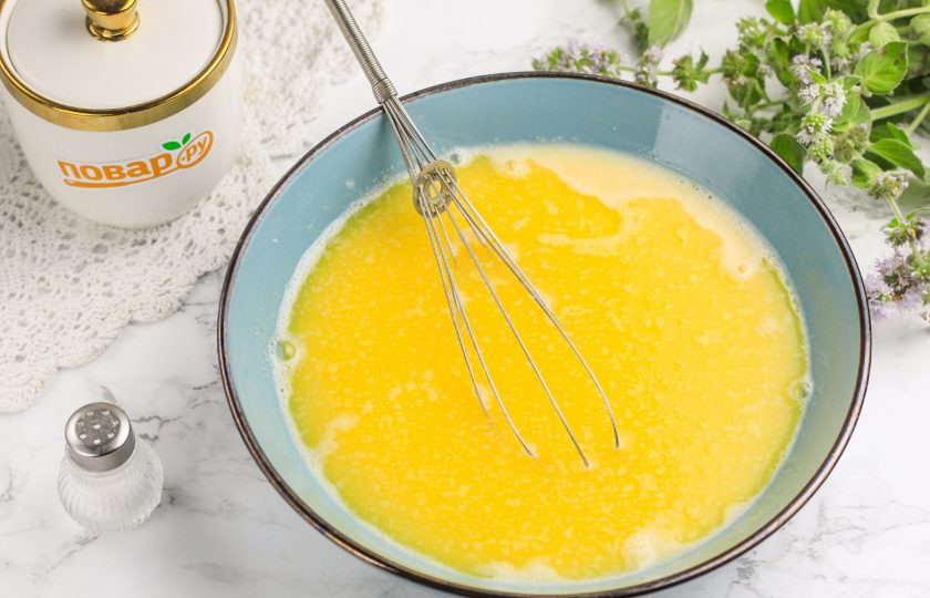 1. Этап. Кокосовые кексы: Растопите сливочное масло в микроволновке или на сковороде и влейте в емкость к яичной массе, перемешайте. Можно использовать вместо масла качественный маргарин или растительное масло без аромата.