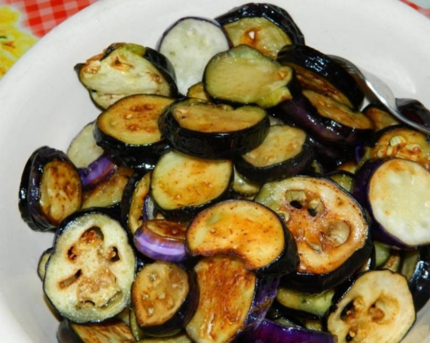 1. Этап. Баклажаны в томатах на зиму: В это время баклажаны промойте в проточной воде. Обсушите. Обжарьте с двух сторон.