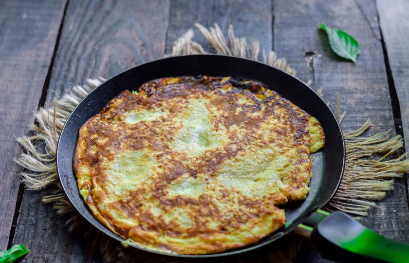 1. Этап. Овсяноблин с яблоком: Прогрейте сковороду, смажьте слегка маслом. Влейте в сковороду приготовленное тесто и жарьте блин с обеих сторон по несколько минут.