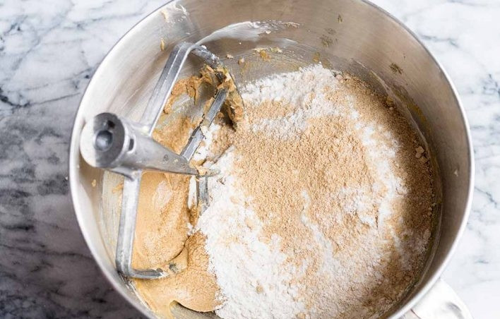 1. Этап. Песочное печенье с шоколадом и маршмеллоу: 7. В чашу комбайна добавьте ранее смешанные сухие ингредиенты.