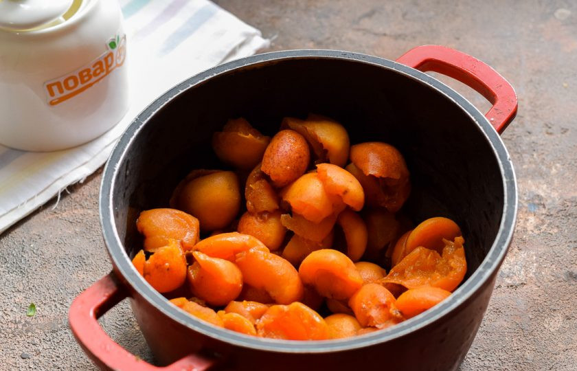 1. Этап. Абрикосовое варенье с какао: Абрикосы вымойте и просушите, сразу почистите их от косточек и выложите в кастрюлю.