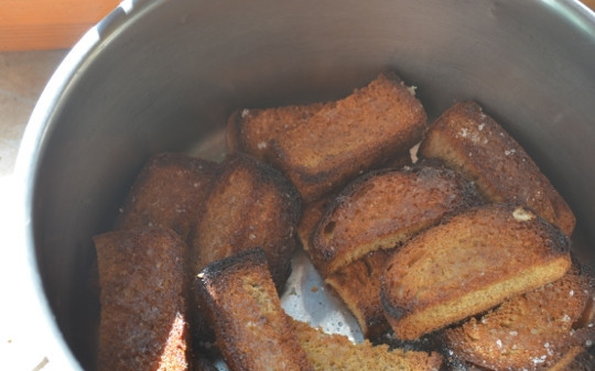 1. Этап. Сухарики домашние: Достаю поджаристые сухарики. Беру глубокую миску, выкладываю их туда, пока они горячие. Заливаю их только что приготовленным соусом. Перемешиваю и оставляю остывать.