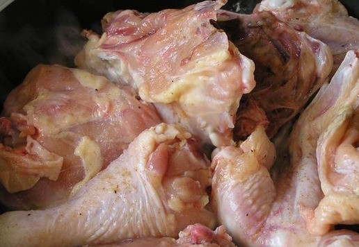 Курица с баклажанами и базиликом 1. Этап. Курица с баклажанами и базиликом: Курицу посолите, поперчите, обжарьте на растительном масле.
