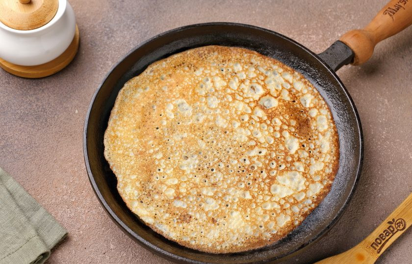 1. Этап. Блины на крахмале без муки: Разогрейте сковороду и смажьте маслом. Жарьте блины с двух сторон до готовности. Перед приготовлением каждого блинчика, сковороду смазывайте маслом, а тесто перемешивайте.