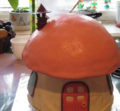 1. Этап. Торт Феи: 30. Все их аккуратно приклеить на торт водичкой.