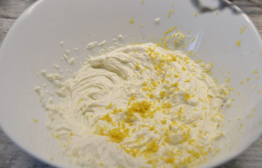 1. Этап. Пирог с грушей и сыром: Взбейте все вместе до однородности.