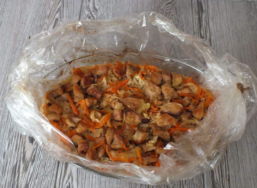 1. Этап. Плов в рукаве: Достаньте готовый плов, уберите чеснок и сервируйте для подачи.