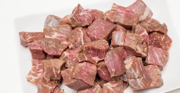 1. Этап. Гречка с грибами и мясом: Мясо промойте, обсушите и порежьте кусочками.