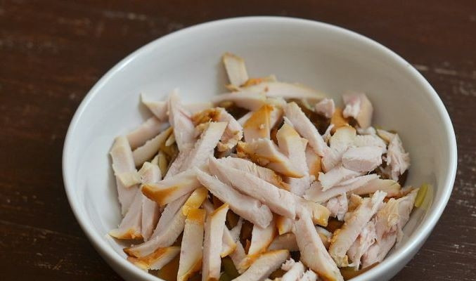 1. Этап. Салат с грудкой и грибами: Если вы используете копченую курицу, то просто нарежьте ее соломкой. Если же берете сырую, то отварите ее до готовности в подсоленной воде, остудите и разделите на волокна. Положите курицу в миску с остальными ингредиентами.