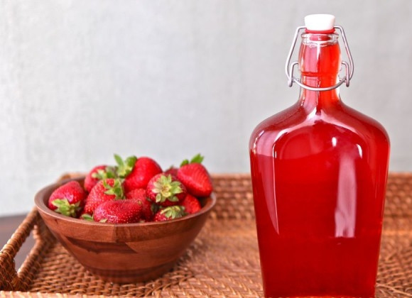 1. Этап. Клубничный сироп: 6. Дождитесь пока сироп остынет и перелейте в удобную для хранения в холодильнике посуду. Сироп в холодильнике можно хранить около двух недель. Более густой сироп получится, если Вы, добавив сахар, будете варить его дольше (10-15 мин..)